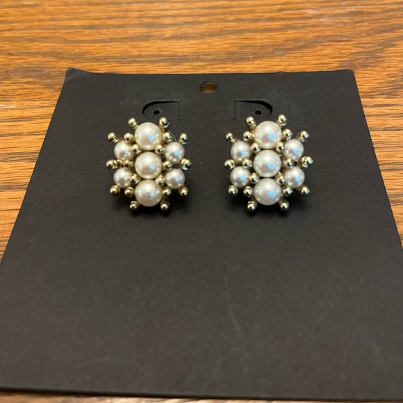 Pearl Cluster Post Earrings - Picture 1 of 4